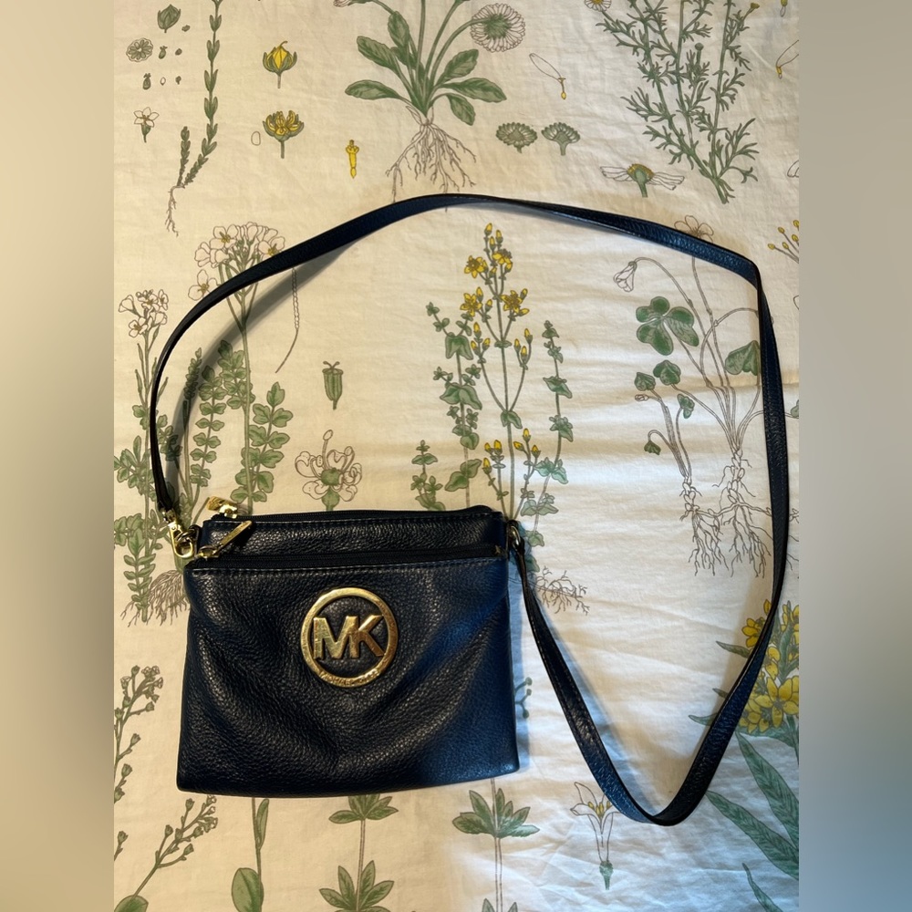 Gently used MICHAEL KORS leather purse. A few minor scratches on the logo
